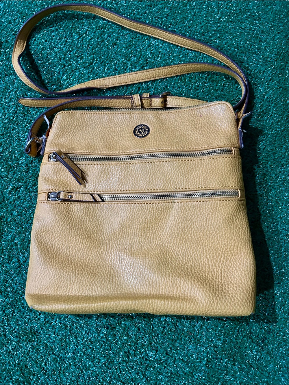Leather Crossbody Bag in Mustard Yellow - Unbranded